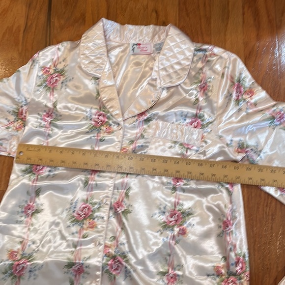Rosa’s Closet Women Pajama Set Size Medium Pink Floral top solid pants Buttons - Picture 7 of 13